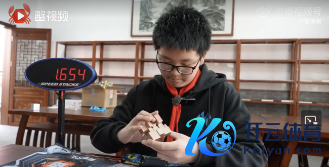 12岁魔方少年带病逆袭成亚洲冠军 不惧挑战刷新记载